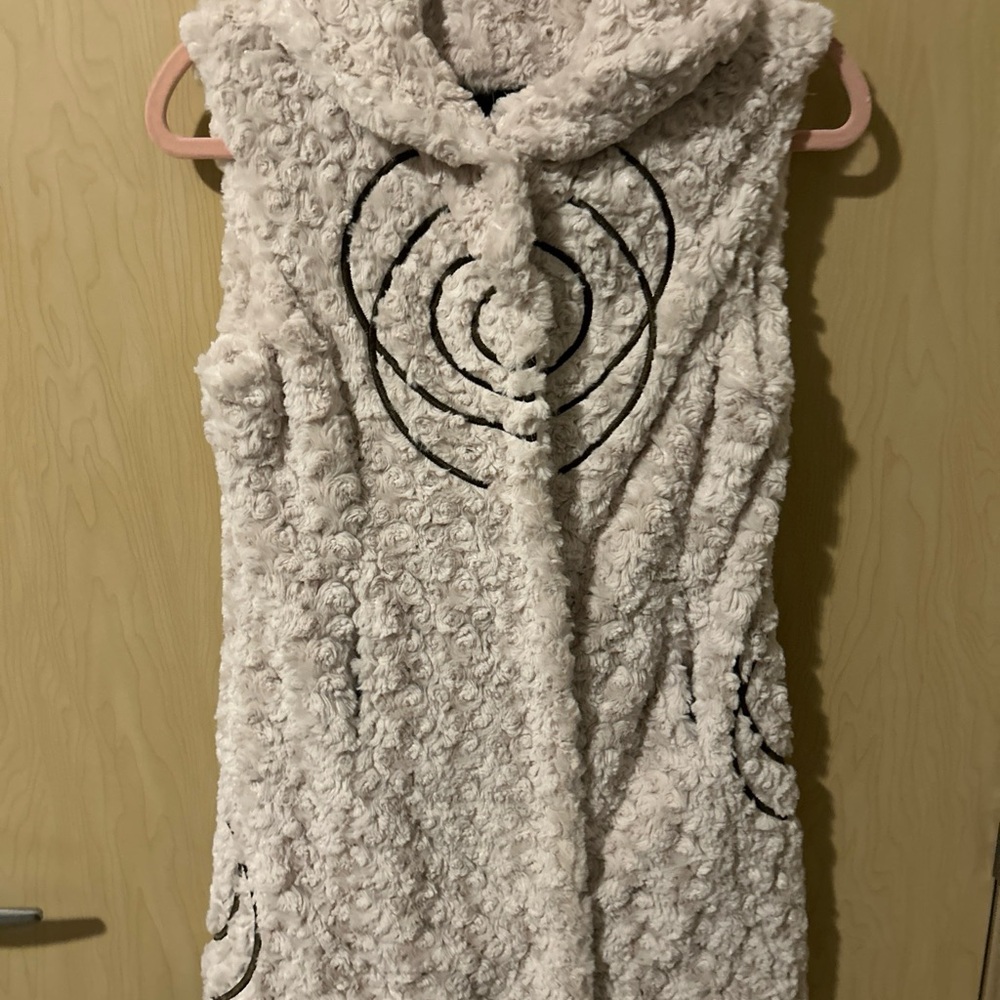 Covelo Plush Vest Cream With Olive Swirl Accent Size 6 EUC Soft And Cozy NWOT